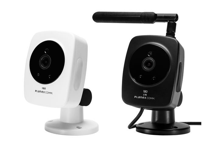 PLANEX | ネットワークカメラ
オープン価格

愛車を守るガレージにはぜひともネットワークカメラを備えたい。「スマカメ2 180」（左）はWQHDの超高画質映像を実現し、「スマカメ Professional LTE 180」（右）は高速通信回線LTEに対応、防水・防塵（ぼうじん）仕様で屋外でも使用でき、外部アンテナも備えるためWi-Fi環境のない場所でも専用アプリを介してスマートフォンで映像を確認できる。いずれも死角の少ない超広角パノラマでの撮影が可能だ。

問い合わせ：プラネックスコミュニケーションズ 03-6809-0156