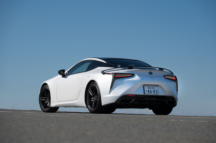 “EDGE”の設定と同じタイミングで「LC」自体の年次改良モデルが登場。これをベースにアルミの中空リアサスペンションメンバーや独自のサスペンションなどを装着している。