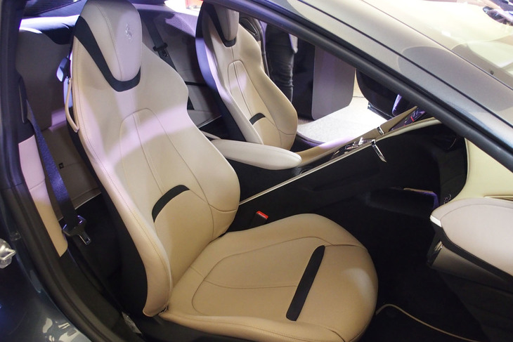 フェラーリ・ローマ（フロントシート）