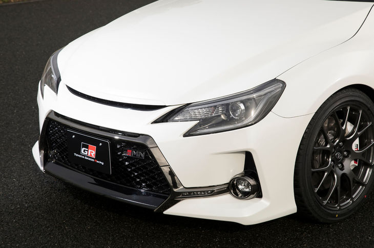 ボディーカラーは写真の「ホワイトパールクリスタルシャイン」（有償色）を含む全5色。基本的には「GRスポーツ」と同じだが、「トゥルーブルーマイカメタリック」だけは選ぶことができない。