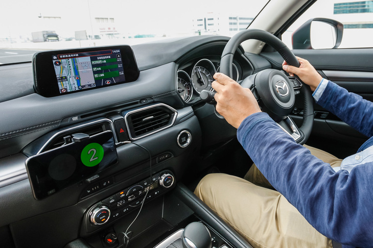 「25Sプロアクティブ」の試乗中にはスマホを利用した作動モニターで気筒休止システムのモニタリングを行った。