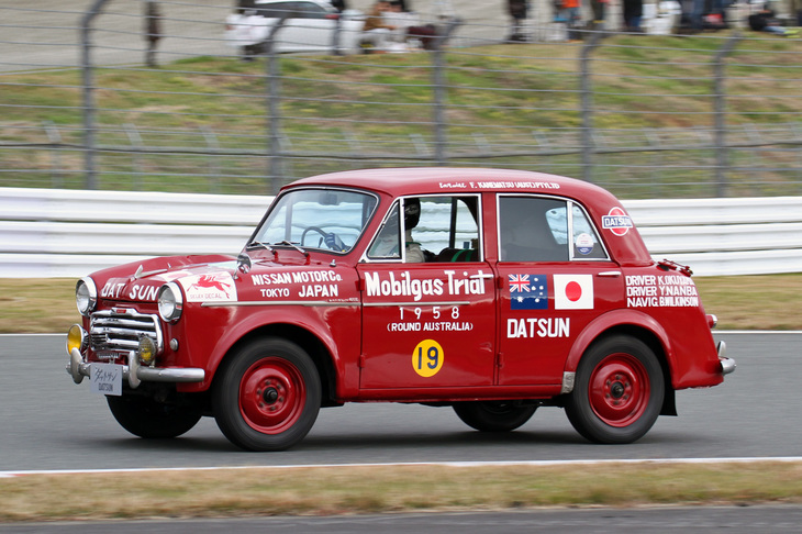 日産が海外モータースポーツ活動を始めてから、今年で60年。歴代マシンがデモ走行するNISSAN Racing DNA ヒストリックカーデモランに登場した、歴史を切り開いたマシンである1958年「ダットサン1000セダン 富士号」（210型）。オーストラリア大陸1万6000kmを19日間かけて走破するモービルガストライアルでクラス優勝を果たした。