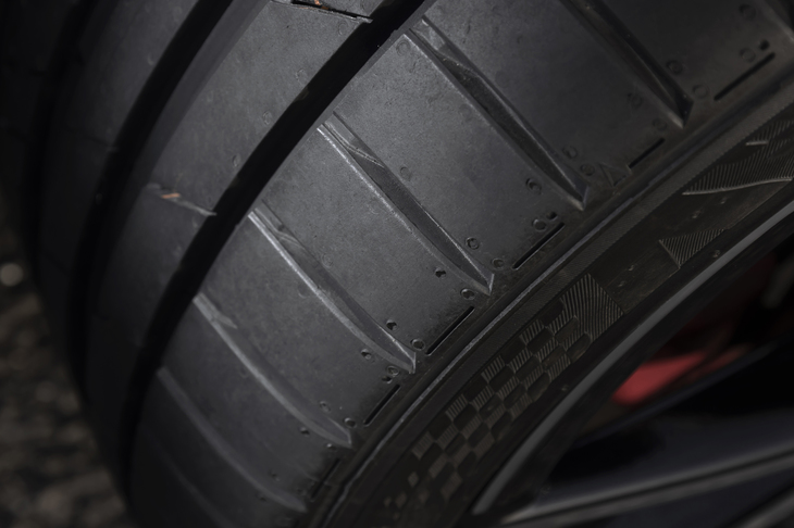 高剛性リブとワイドブロック設計を採用。高い走行安定性に寄与している。