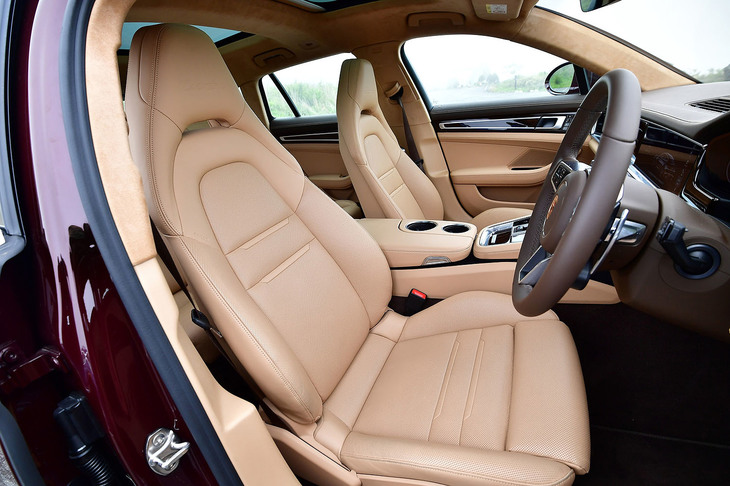 フロントにはヘッドレスト一体型のスポーツシートが標準で装備される。