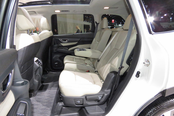 スバル・アセント（2列目シート）