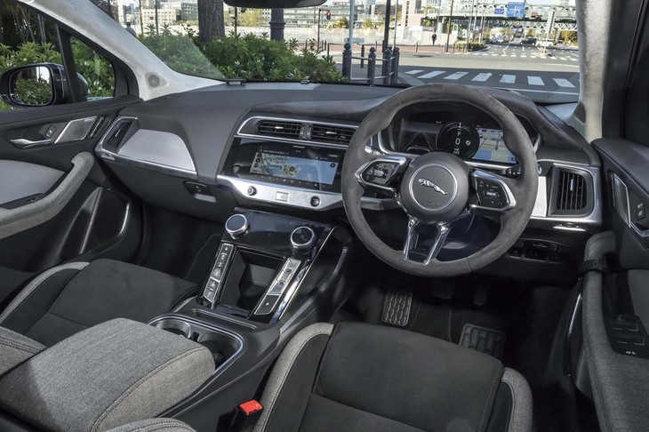 液晶パネルが多用されるものの、未来的過ぎないインテリアのデザインからは安心感も得られる。