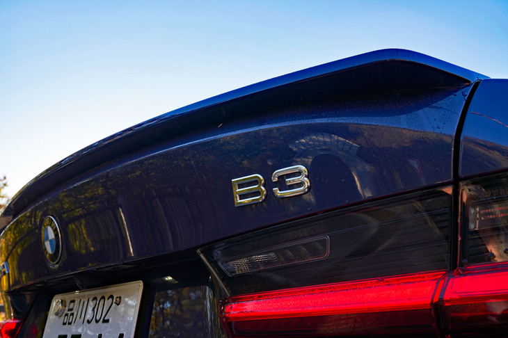 トランクに備わる小ぶりなスポイラー。アルピナ独自の空力デバイスはいずれも控えめな意匠で、エアロダイナミクスと上質なエクステリアデザインを両立させている。