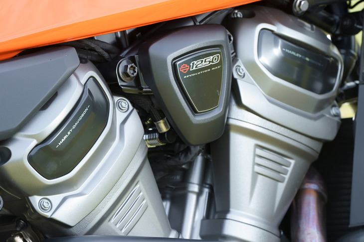 冷却方式は水冷、動弁機構はDOHC 4バルブで、しかも吸排気の双方に可変バルブタイミングが備わっている。