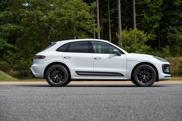 「マカンT」には専用チューニングの可変ダンパー「PASM」が装備されており、その車高は「マカン」や「マカンS」の1621mmに対し、1606mmとなっている。