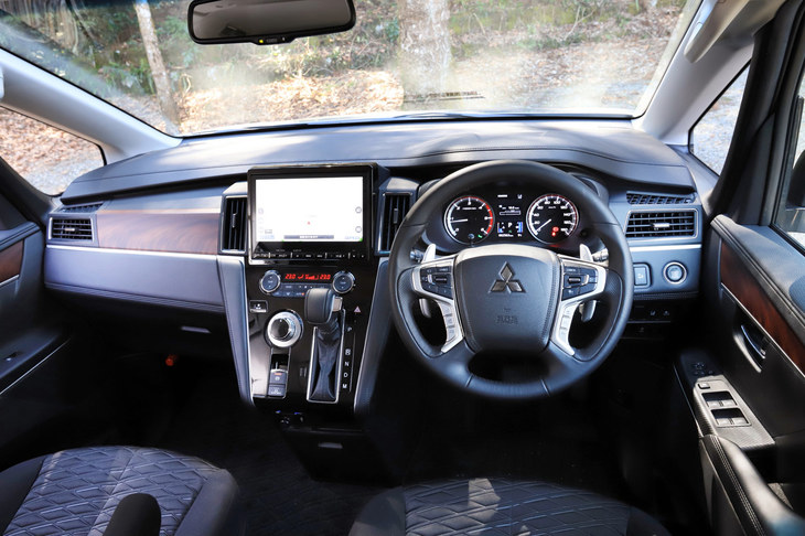 従来モデルからデザインが一新されたインストゥルメントパネルまわり。サバ杢の木目やステッチを施したソフトパッド、メタル調の走行モードセレクターなどを採用することで、各部の質感を高めている。