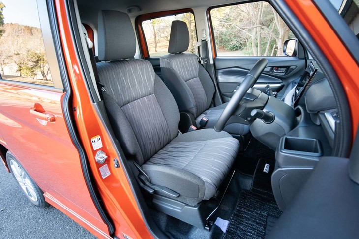 リビングのソファをイメージしたというシートはグレーミックスの表皮に光沢のあるラインをプリント。マイルドハイブリッドモデルにはシートヒーターが標準装備となる。