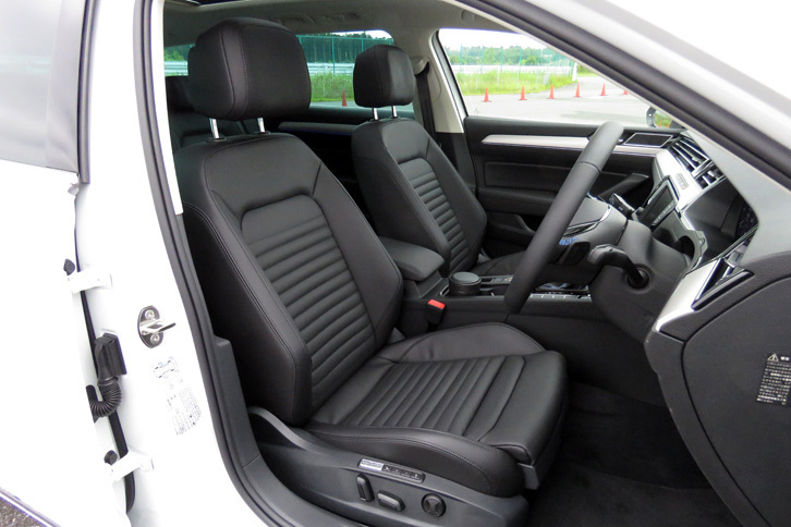 上級グレード「アドヴァンス」のナッパレザーシート。「チタンブラック」とベージュ系の「サントロペ」の2色が用意される。