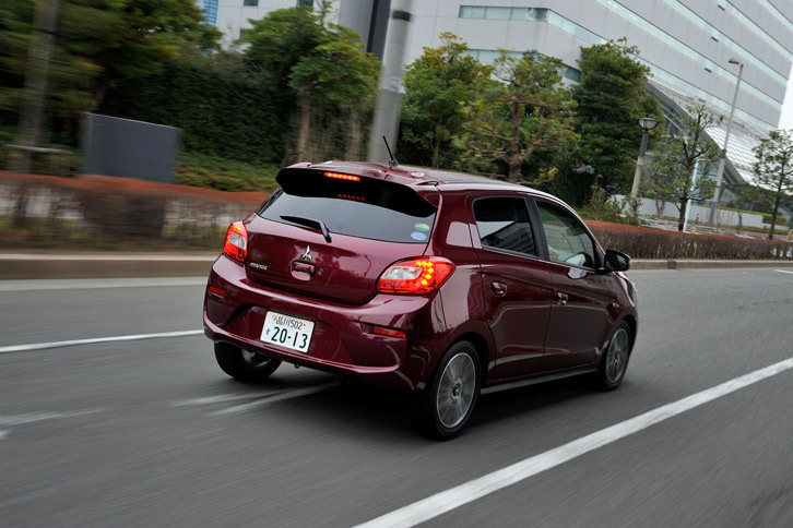 リアまわりではバンパーを大型化したほか、LED式のコンビランプを採用。空力性能と後方視認性の双方に配慮した新形状のルーフスポイラーが装備されている。