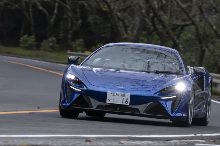 足まわりはフロントがダブルウイッシュボーン式でリアがマルチリンク式。カメラなどで得た情報をもとに減衰力を最適化する「プロアクティブダンピングコントロール」を搭載している。