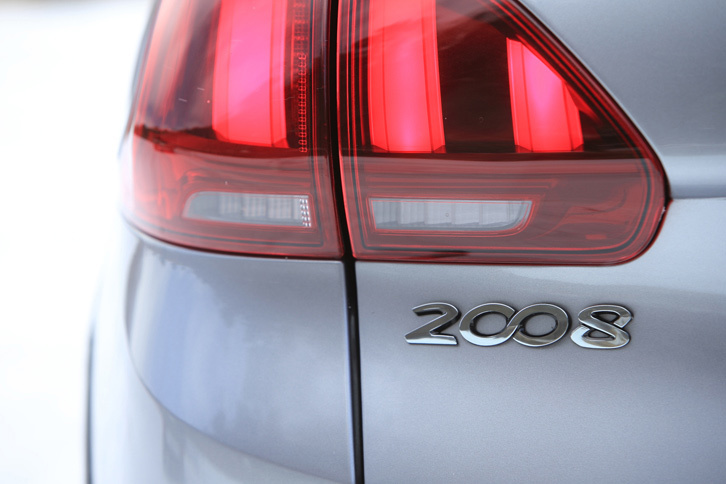 ライオンのツメを思わせる3連のリアコンビランプと、テールゲートを飾る「2008」のバッジ。「∞（無限）」の記号をモチーフにした、「00」のデザインがスタイリッシュ。