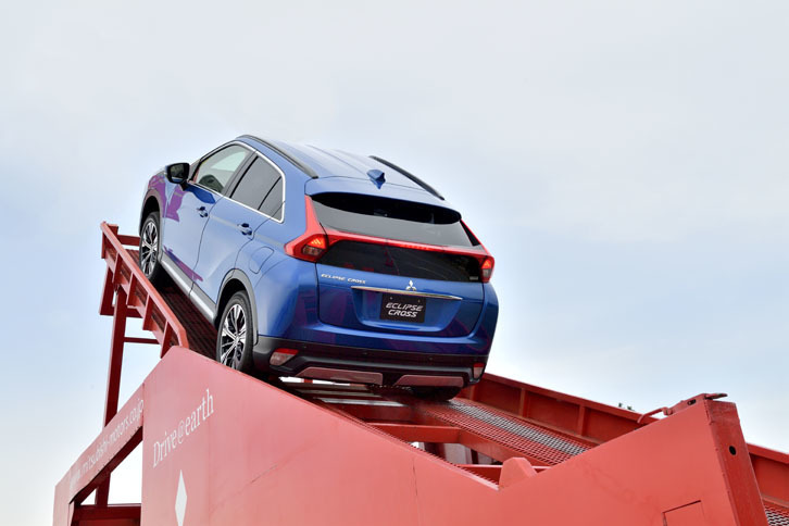 大型トラックの荷台に組み付けられたジャンプ台のような坂を登る。坂の斜度は入り口から順に20度、30度、45度ときつくなっている。写真は45度の斜面に挑んでいるところ。