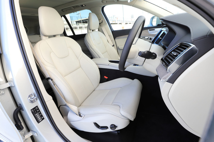 「XC90」はボルボの最上級SUVであり、快適性の高さや静粛性の高さが特徴。コンフォート性能が自慢の「アレンザLX100」を試すうえで、好適なモデルである。