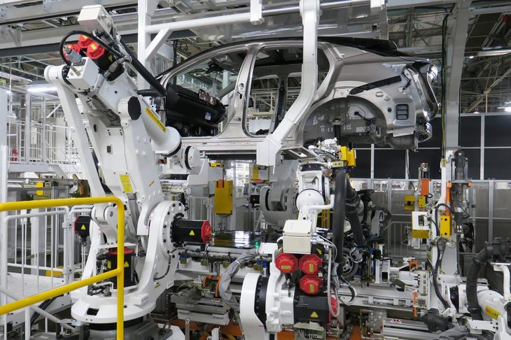 パワートレイン一括搭載システムでは、シャシーやパワートレイン、ドライブトレインなどからなるアンダーフロアを一括でボディーに組み付ける。複数の工程を一工程にまとめると同時に、その完全自動化を実現した。