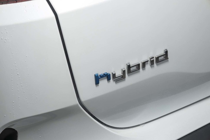 リアゲートに貼られた「hybrid」のバッジ。