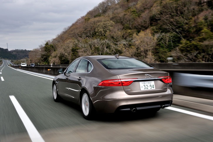 高速道路を行く「XF 25t プレステージ」。ボディーカラーは「クォーツァイト」。