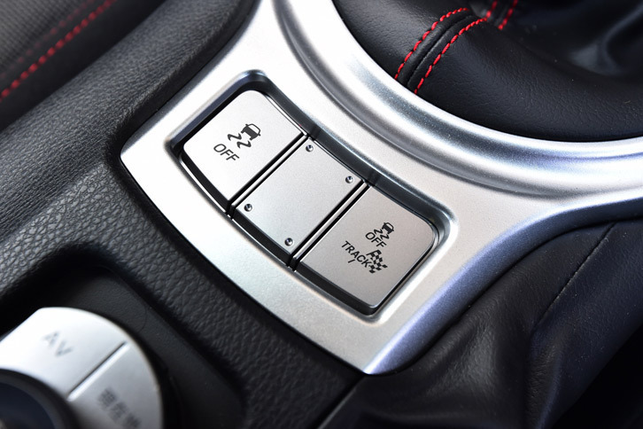 センターコンソールに備わるVDCの制御モード切り替えスイッチ。走行モードには、新たに「TRACK（トラック）」が追加された。