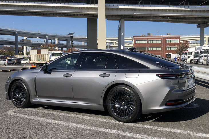 「クラウン セダン」のサイドビュー。FRプラットフォームを生かした水平基調の伸びやかなプロポーションが特徴だ。