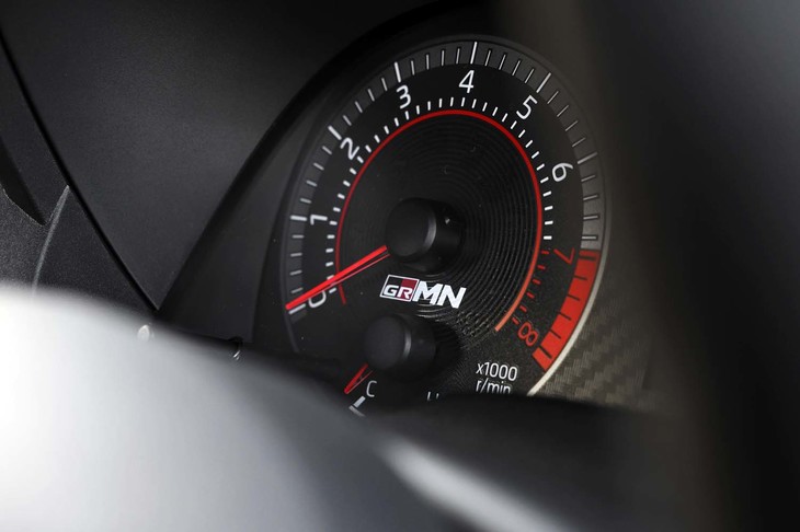 エンジン回転計のレッドゾーンは7000rpmから。パネルは「GRMN」ロゴ入りの専用デザインとなっている。