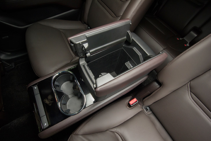 マツダCX-8 XD Lパッケージ（2列目センターコンソールボックス）