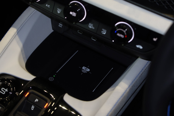 ホンダ・プレリュード（センターコンソールの非接触充電トレー）