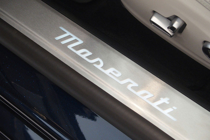 マセラティ・グラントゥーリズモ トロフェオ（ドアエントリーモール）