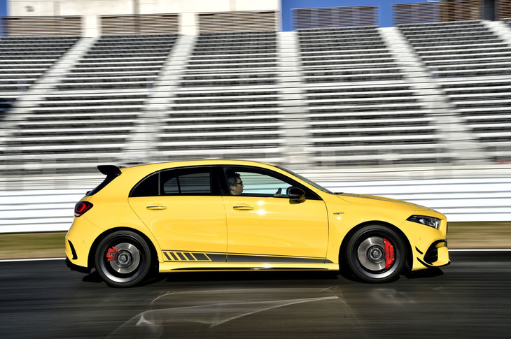 「A45」の「エディション1」には、ハイグロスブラック仕上げのドアミラーやウィンドウライントリムなどが含まれるオプションの「AMGナイトパッケージ」が標準装備される。