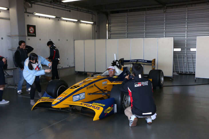 フォーミュラカーのコックピットに収まり、記念撮影が行えたスーパーフォーミュラのブース。このほかにも、タイヤ交換やジャッキアップなどのメカニック体験も実施された。