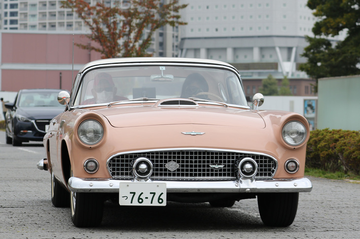 1955年「フォード・サンダーバード」。俗に“ベビーバード”と呼ばれる初代サンダーバード。4.8リッターV8搭載の2座コンバーチブルだった。