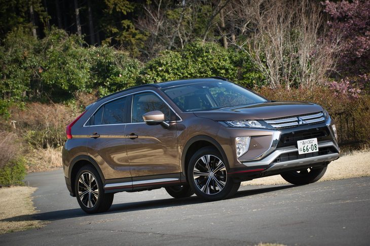 サスペンション形式は前がマクファーソンストラット、後ろがマルチリンク。ダンパーにリバウンドスプリングや応答性に優れたバルブを採用したり、リアサスペンションに中間板入りのブッシュを採用するなどして、操縦安定性の向上やダイレクトな操舵フィールなどが追求されている。