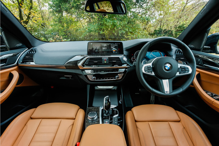 先代譲りの運転席まわり。中央には10.25インチのタッチパネル式コントロールディスプレイが備わる。