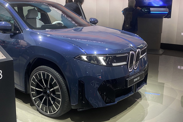 BMWブースで、ノイエクラッセ顔の新型「iX3」を見る。ノーズ中央部がほぼ真っ平の逆スラントで、へこんでるみたいに見えた。