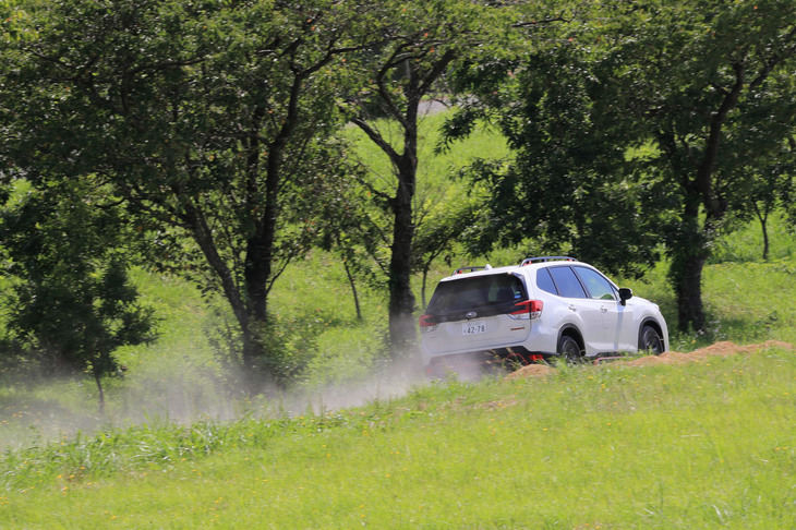 砂煙を上げて走る「フォレスターX-BREAK」。走行状況に応じて前後輪に最適なトルクを配分するトルクスプリット式4WDを全車で採用する。