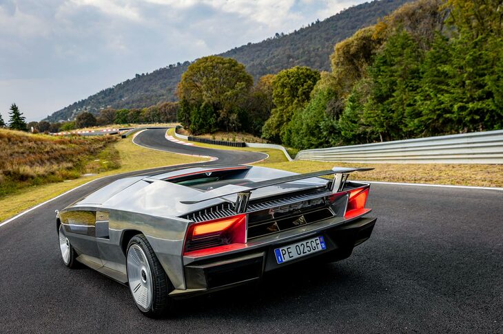 テールライトは反射効果も意図した、巧妙な造形である。