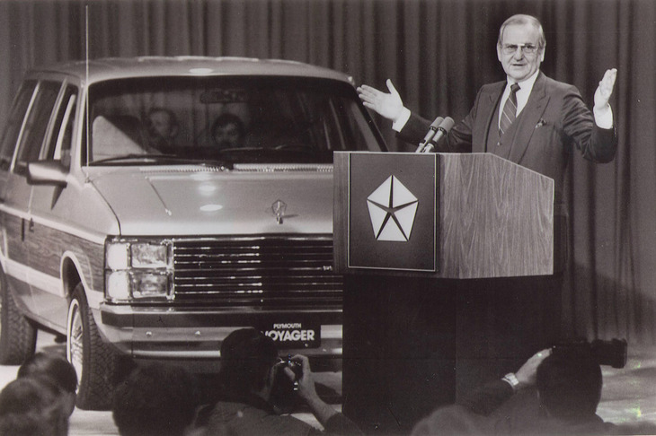 クライスラーを奇跡的に復活させたアイアコッカだが、過度な拡大路線に社内から反対が噴出。1992年にクライスラーを去った。