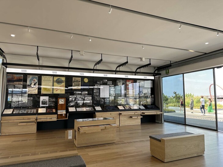 展示室からは、この建築物のアイコンである屋上テストコース跡（右 : 有料）へアクセスできる。