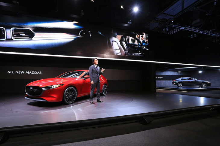 新型「マツダ3」は2018年のロサンゼルスモーターショーで世界初公開。日本では2019年の東京オートサロンでお披露目された。