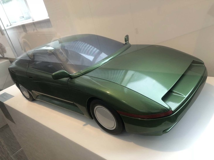 横浜の日産グローバル本社ギャラリーの一角に展示されている1993年東京モーターショーのコンセプトカー「AP-X」のモデル。
