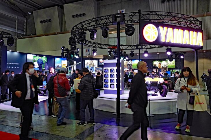 「東京オートサロン2024」におけるヤマハのブースの様子。
