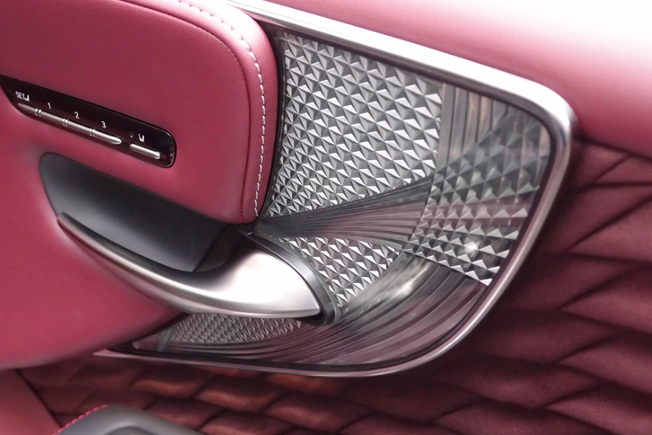 LS500h“Fスポーツ”（切子調カットガラスを用いたオーナメント）