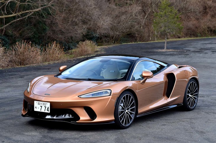 
	【マクラーレンGTのスペック】
	ボディーサイズ：全長×全幅×全高＝4683×2045×1213mm／ホイールベース：2675mm／車重：1466kg（乾燥重量）、1530kg（DIN）／駆動方式：MR／エンジン：4リッターV8 DOHC 32バルブ ツインターボ／トランスミッション：7段AT／最高出力：620PS（456kW）/7500rpm／最大トルク：630N・m（64.2kgf・m）/5500-6500rpm／タイヤ：（前）225/35ZR20 90Y／（後）295/30ZR21 102Y（ピレリPゼロ）／燃費：11.9リッター/100km（約8.4km/リッター WLTPモード）、10.8リッター/100km（約9.3km/リッター 欧州複合モード）／価格：2645万円
	
	【取材時の燃費データ】
	テスト距離： 201.8km（市街地1：高速道路8：山岳路1）／使用燃料：29.5リッター（ハイオクガソリン）／参考燃費：6.8km/リッター（満タン法）／8.3km/リッター（車載燃費計計測値）
	