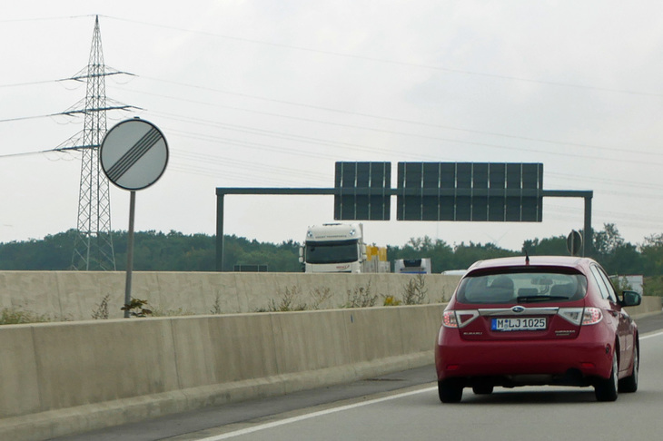 制限解除の標識を見ると、ドイツのドライバーは遠慮なく加速する。高速走行をきちんとこなせないようでは、EVがドイツで受け入れられることはないだろう。