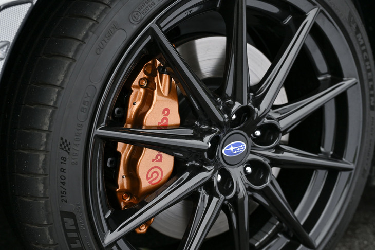 「BRZ STI Sport」には、ブレンボ製17インチフロント＆リアベンチレーテッドディスクブレーキ＋ゴールドキャリパーが22万円の有償メーカーオプションとして設定される。