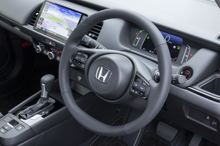 ステアリングホイールはクラシカルな2本スポークタイプ。操舵に対する反応はスローすぎずクイックすぎずで心地よい。