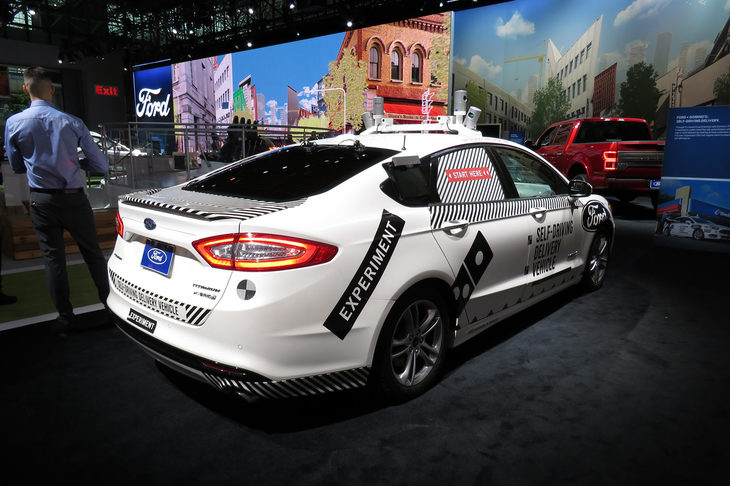 ドミノ・ピザとの協業による、ピザの自動宅配システムの実験車両。