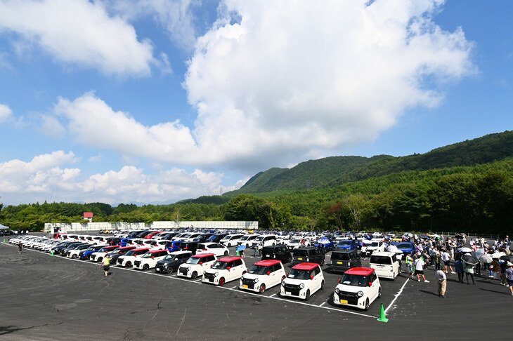 メイン会場となった群馬サイクルスポーツセンターの駐車場。好天に恵まれた一日だった。